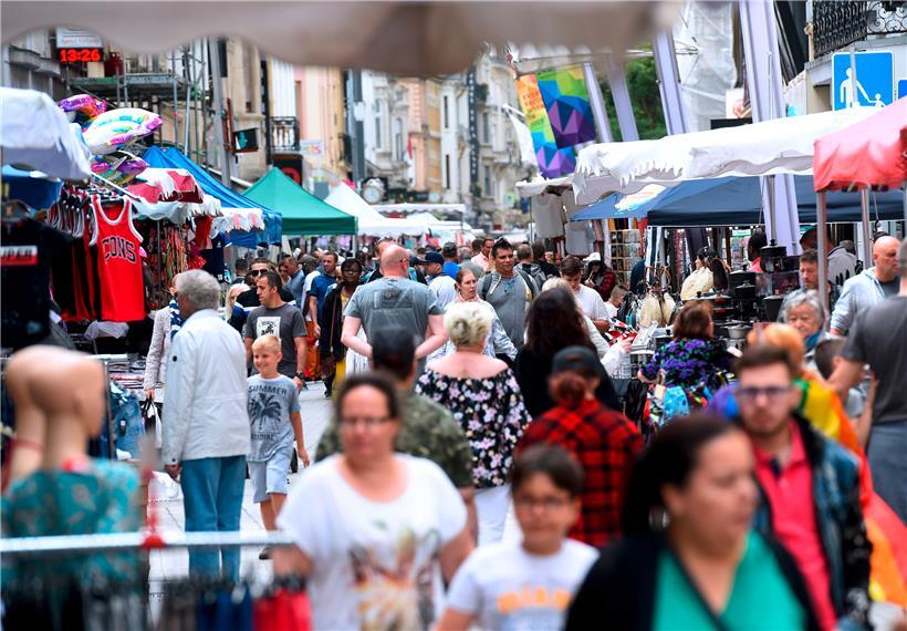 Von einer Braderie können Kleidergeschäfte derzeit wohl nur träumen. Die neue Regel in den Geschäften könnte künftig lauten: ein Kunde pro 20 m2 – wobei eine Mutter mit Kind etwa als ein Kunde zählen soll.
