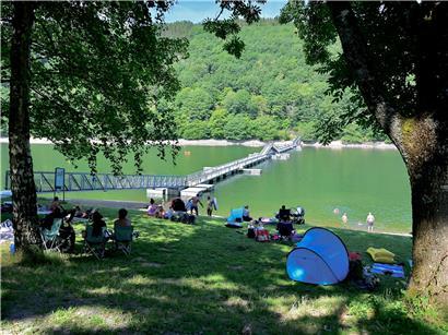 Sommerliche Temperaturen über dem Durchschnitt, sonniger Himmel und warme Luft während einer ungewöhnlich warmen Jahreszeit