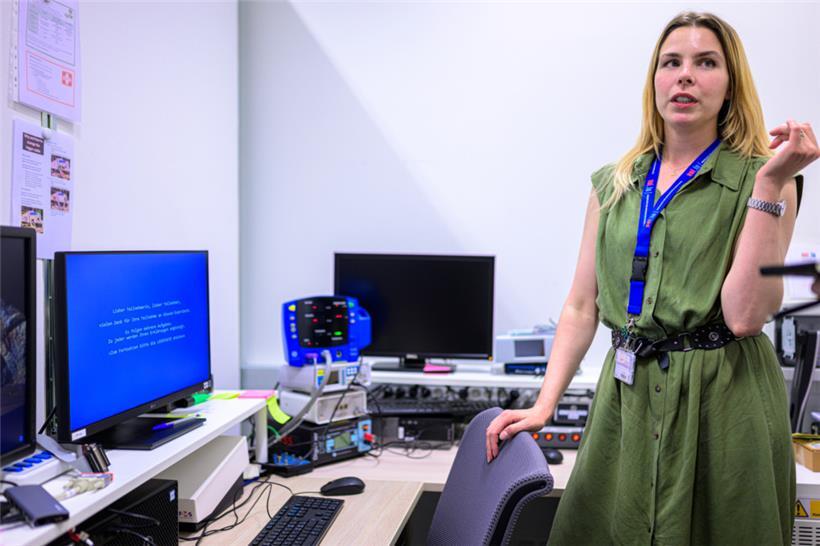 Von hier aus kommunizieren die Forscher mit den Studienteilnehmern in der Kammer