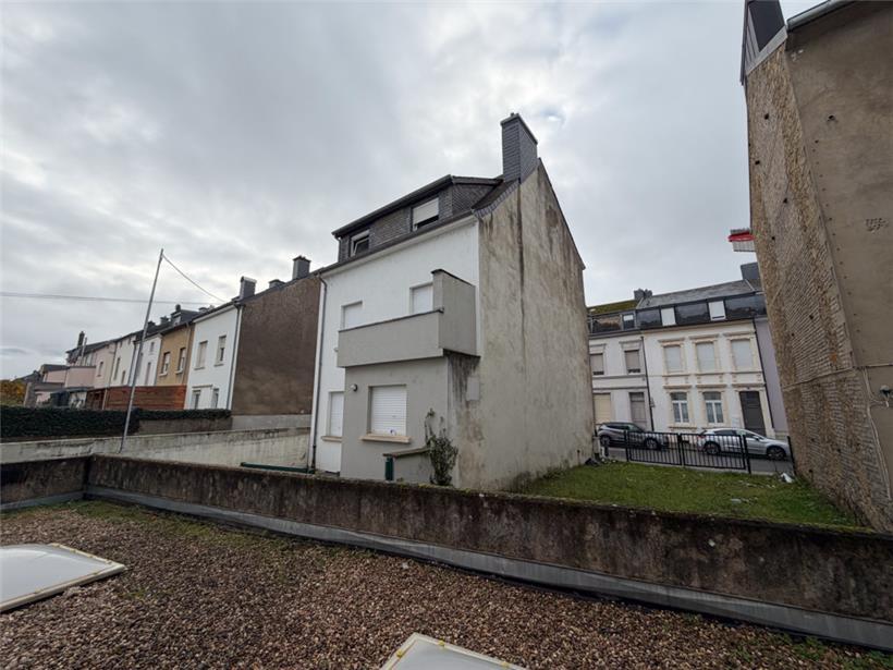 Von hinten betrachtet: Das weiße Gebäude auf der linken Seite wird entfernt, sod...