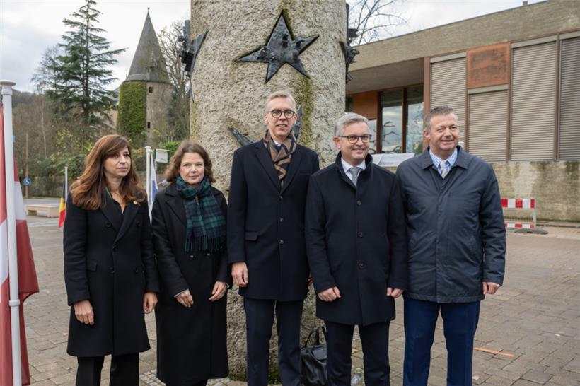 Von links: Anne Calteux, die Repräsentantin der EU-Kommission in Luxemburg, Martina Kneip, Direktorin des Centre Européen in Schengen, Innenminister Léon Gloden, EU-Kommissar Magnus Brunner und Schengens Bürgermeister Michel Gloden auf der place des Etoiles
