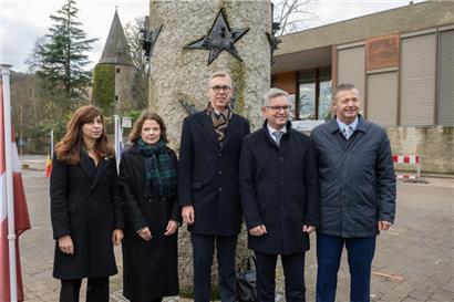 Von links: Anne Calteux, die Repräsentantin der EU-Kommission in Luxemburg, Martina Kneip, Direktorin des Centre Européen in Schengen, Innenminister Léon Gloden, EU-Kommissar Magnus Brunner und Schengens Bürgermeister Michel Gloden auf der place des Etoiles
