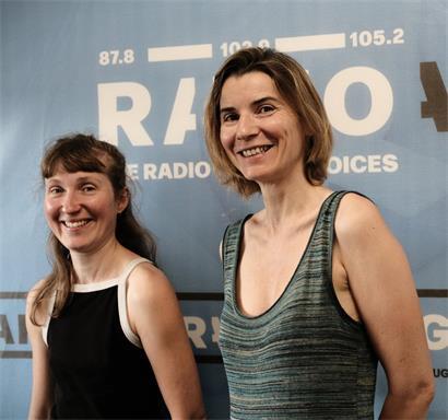 Von links: Tonkünstlerin Léa Chevrier, die mit immersiven Klanglandschaften den Rahmen der Ausstellung prägt, sowie Koproduzentin und Regisseurin Laureline Amanieux, die außergewöhnliche Lebenswege mutiger Frauen erzählerisch zum Leben erweckt