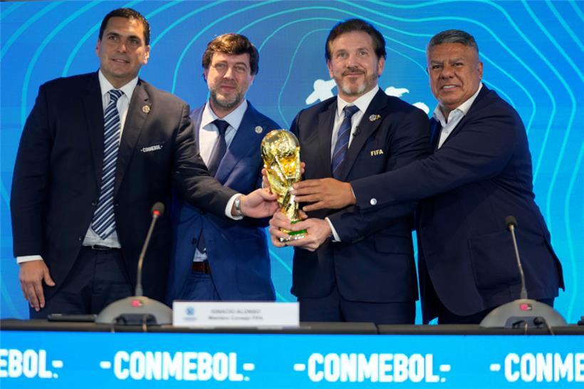 (Von links nach rechts:) Robert Harrison, Paraguays Fußballverbandspräsident, Ignacio Alonso, FIFA-Delegierter, Alejandro Dominguez, Conmebol-Präsident und Conmebol-Vizepräsident Claudio Tapia halten den Pokal der Fußballweltmeisterschaft. Auf der Pressekonferenz wurde bekannt gegeben, dass einige Spiele der Fußballweltmeisterschaft 2030 in Argentinien, Uruguay und Paraguay ausgetragen werden.
