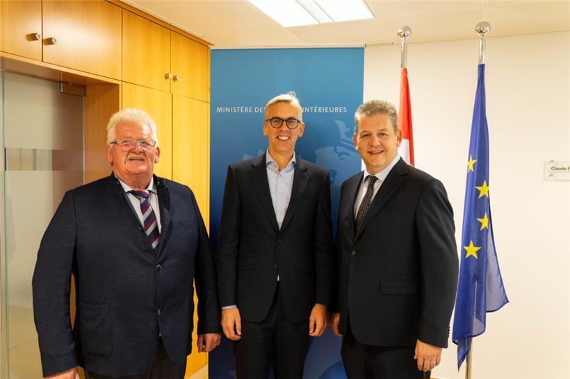 Von links nach rechts: Schöffe Pierre Adam, Innenminister Léon Gloden und Bürgermeister Claude Pundel
