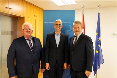 Von links nach rechts: Schöffe Pierre Adam, Innenminister Léon Gloden und Bürgermeister Claude Pundel
