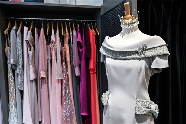Von schlicht über pompös hin zu farbenfrohen Kleidern, das Brautmodengeschäft bietet eine große Auswahl an Roben an
