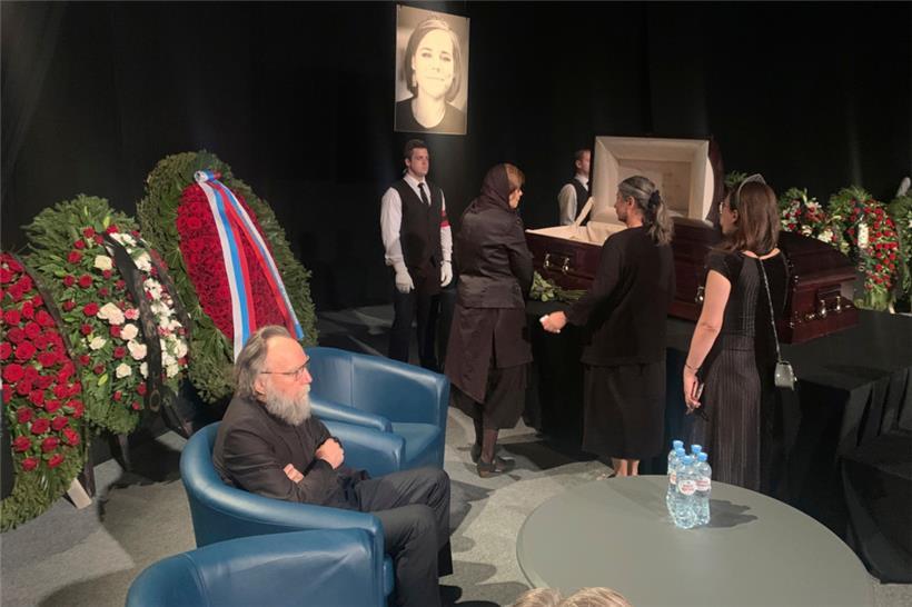 Von „westlichen Terroristen“ ermordet: Alexander Dugin bei der Abschiedszeremonie für seine Tochter Daria Dugina
