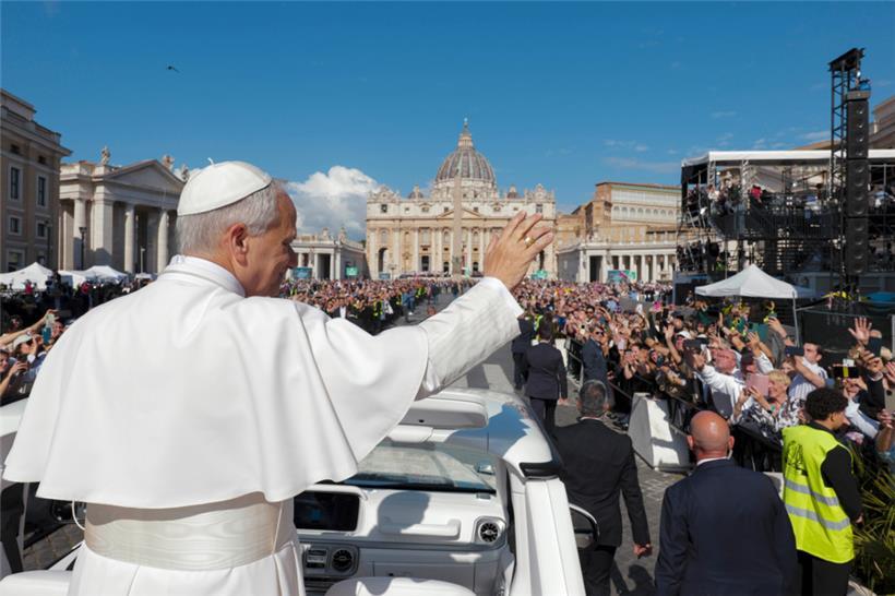 Vor Beginn der Messe hatte der neue Papst erstmals eine Runde im Papamobil durch die Menschenmenge auf dem Petersplatz gedreht
