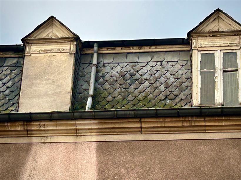 Vor Jahren, vermutlich 2018, hat die Gemeinde das Fenster schließen lassen
