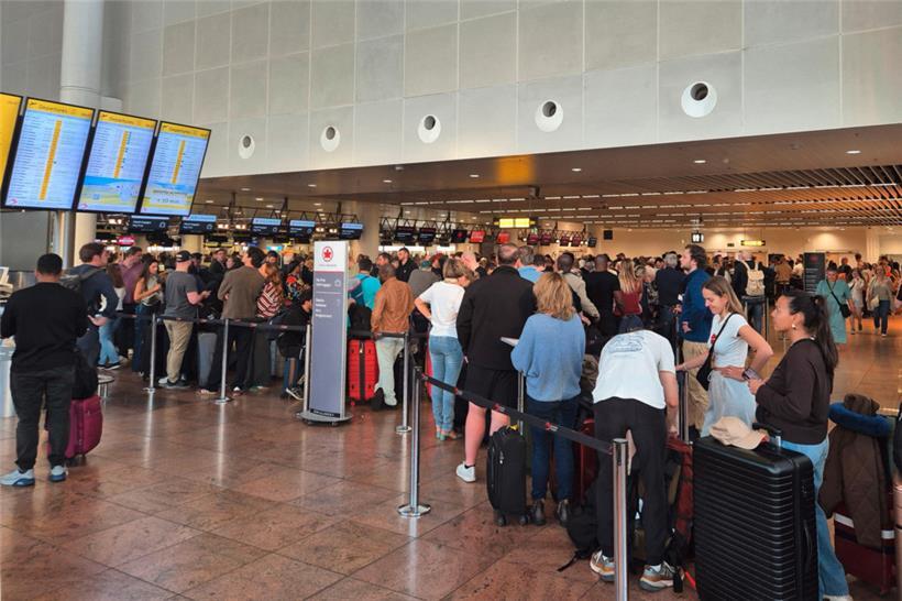 Vor allem am Flughafen in Brüssel bildeten sich lange Schlangen am Check-in-Bereich, nachdem das System von einem „Cyberangriff“ getroffen wurde

