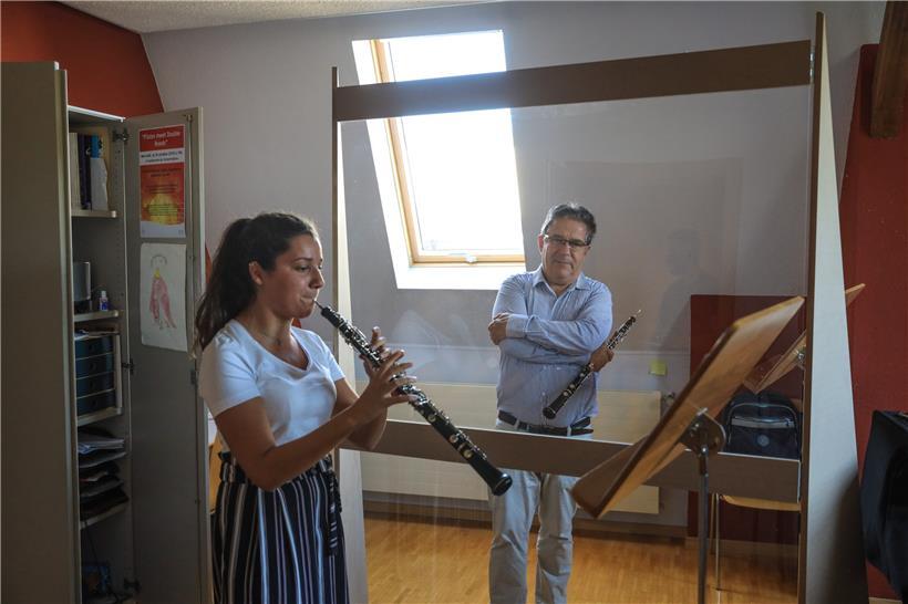 Vor allem bei Blasinstrumenten ist die Trennscheibe zwischen Schüler und Lehrer unverzichtbar
