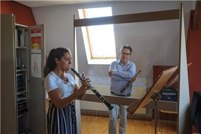 Vor allem bei Blasinstrumenten ist die Trennscheibe zwischen Schüler und Lehrer unverzichtbar
