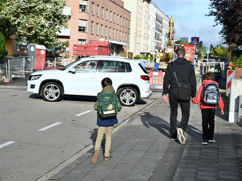 Elterntaxi vor Schule bei schlechtem Wetter verursacht Verkehrschaos und Gefahren für Kinder und Eltern