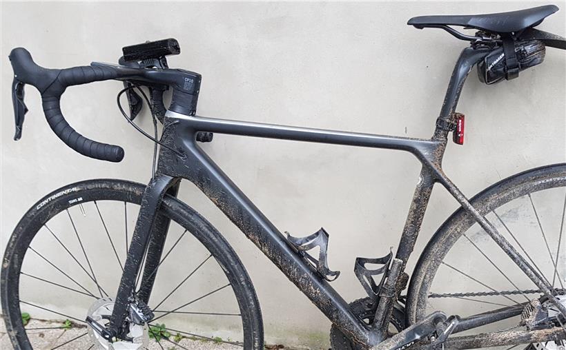 Vor allem bei winterlichen Bedingungen setzen Rennradfahrer gerne blinkende Rücklichter ein
