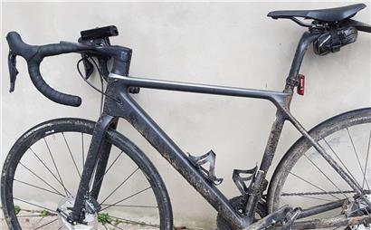 Vor allem bei winterlichen Bedingungen setzen Rennradfahrer gerne blinkende Rücklichter ein
