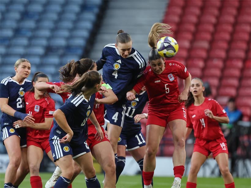 Luxemburger Fußballerinnen in roten Trikots verteidigen entschlossen im Spiel am Freitag
