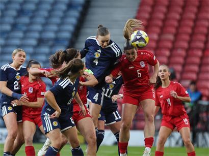 Luxemburger Fußballerinnen in roten Trikots verteidigen entschlossen im Spiel am Freitag