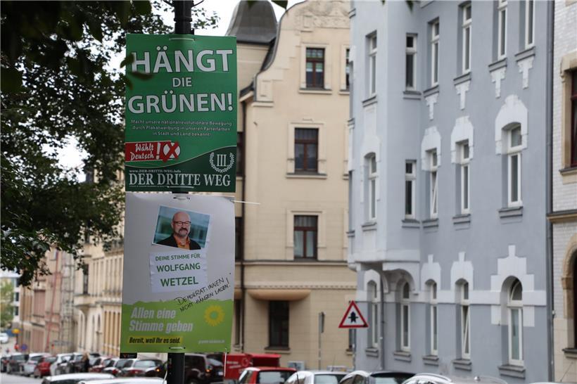 Vor allem der plakative Aufruf „Hängt die Grünen“ der rechtsextremistischen Splitterpartei „III. Weg“ erhitzt die Gemüter
