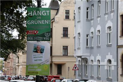 Vor allem der plakative Aufruf „Hängt die Grünen“ der rechtsextremistischen Splitterpartei „III. Weg“ erhitzt die Gemüter
