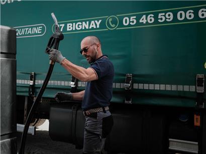 Europäische LKWs auf Autobahn symbolisieren Abhängigkeit des Transportsektors von Öl und fossilen Brennstoffen