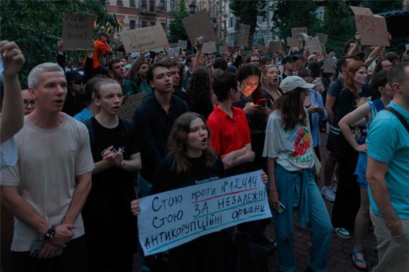 Vor allem junge Leute gehen gegen das neue Gesetz auf die Straße
