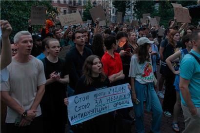 Vor allem junge Leute gehen gegen das neue Gesetz auf die Straße
