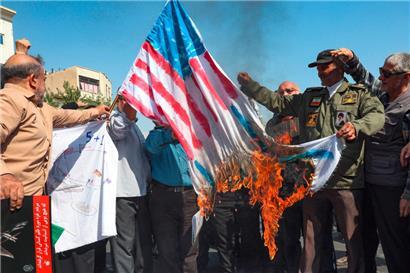 Vor allem nach dem Freitagsgebet wird auf den Straßen in Teheran gegen Israel und die USA demonstriert, doch die iranische Führung übt sich derzeit in demonstrativer Zurückhaltung
