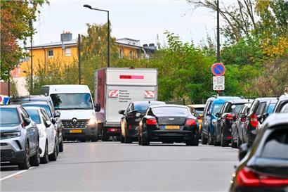 Vor allem, wenn sich zwei breite Fahrzeuge kreuzen, wird es im Val Saint-André schnell eng
