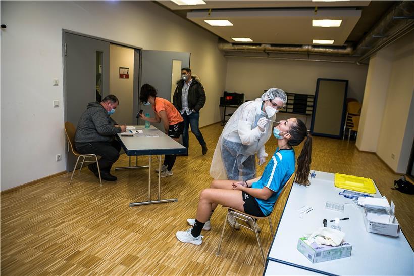 Vor dem Abschlusstraining mussten sich Käerjengs Handballerinnen gestern den Schnelltests unterziehen
