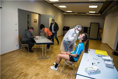 Vor dem Abschlusstraining mussten sich Käerjengs Handballerinnen gestern den Schnelltests unterziehen
