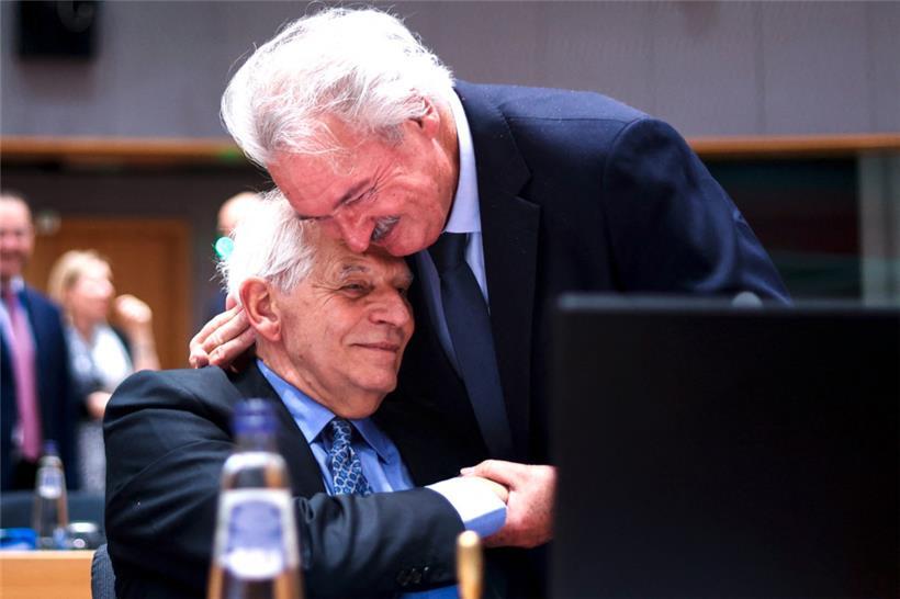 Vor dem Beginn der Ratstagung begrüßt Luxemburgs Außenminister Jean Asselborn den EU-Außenbeauftragten Josep Borrell
