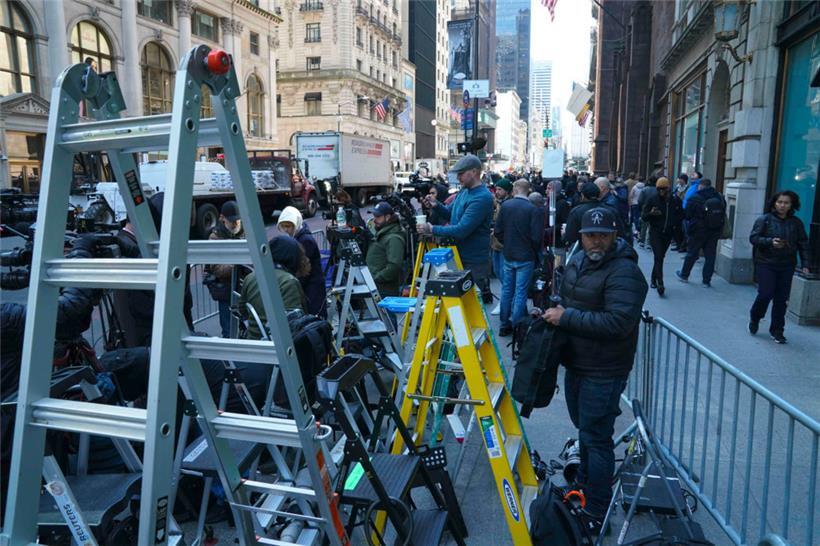 Vor dem Büro der Staatsanwaltschaft in Manhattan bereiten sich die Medien auf das Spektakel mit Trump vor
