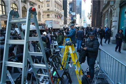 Vor dem Büro der Staatsanwaltschaft in Manhattan bereiten sich die Medien auf das Spektakel mit Trump vor
