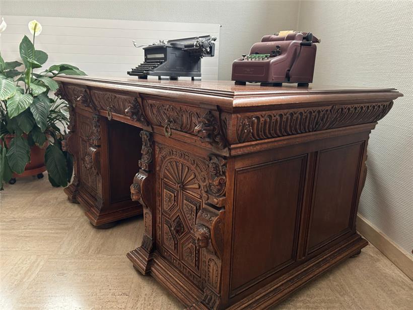 Vor dem Büro des Bürgermeisters im Rathaus: Kunstvolle Intarsien zieren den Schreibtisch des ehemaligen Bürgermeisters Henri Wenkin
