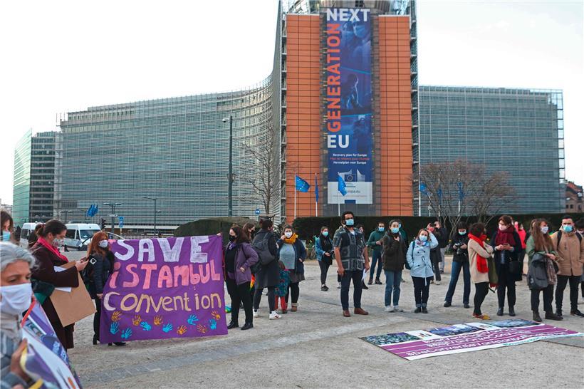 Vor dem Gebäude der EU-Kommission wurde gestern gegen den Rückzug der Türkei aus der Istanbul-Konvention demonstriert

