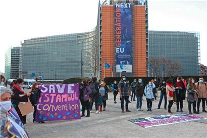 Vor dem Gebäude der EU-Kommission wurde gestern gegen den Rückzug der Türkei aus der Istanbul-Konvention demonstriert
