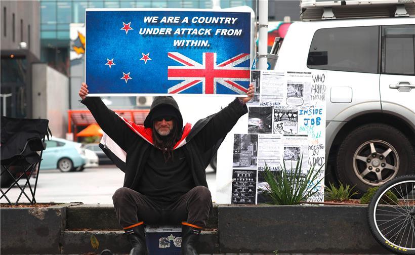 Vor dem Gericht in Christchurch zeigt sich ein Mann solidarisch mit den Opfern des rechtsradikalen Terrorangriffs 
