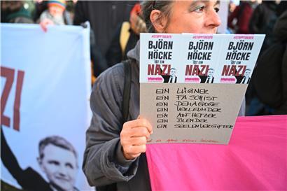 Vor dem Gerichtsgebäude äußerten Demonstranten vor Prozessbeginn gegen Bernd Höcke sehr treffende Ansichten über den Angeklagten
