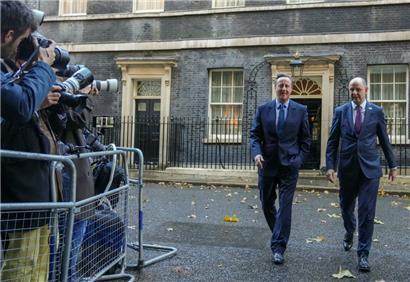 Vor dem Hintergrund der schlechten Umfragewerte für seine konservative Partei hat der britische Regierungschef Rishi Sunak sein Kabinett umgebaut und überraschend den früheren Premierminister David Cameron als Außenminister zurückgeholt
