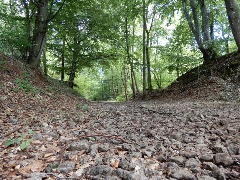 Vor dem „Kayler Poteau“ verläuft der Fußweg über die Schlacken der Tram-Trasse
