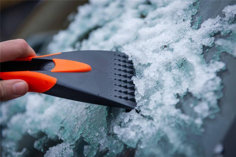 Vor dem Losfahren Pflicht: die Fensterscheiben von Eis und Schnee befreien
