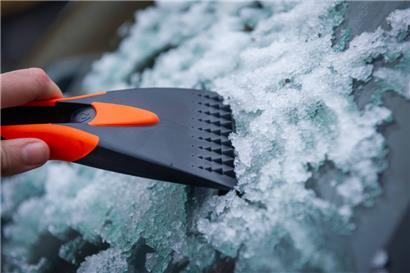 Vor dem Losfahren Pflicht: die Fensterscheiben von Eis und Schnee befreien
