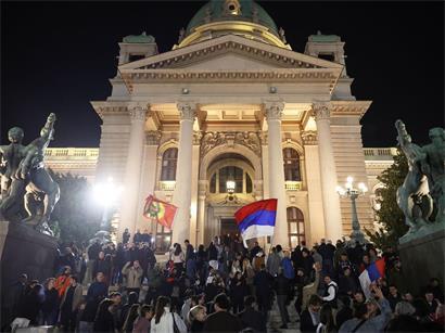 Vor dem Parlamentsgebäude feiern Menschen, nachdem der Vorsitzende der rechtsgerichteten Serbischen Fortschrittspartei (SNS), Vučić, seine Niederlage bei der Parlamentswahl eingestanden hat