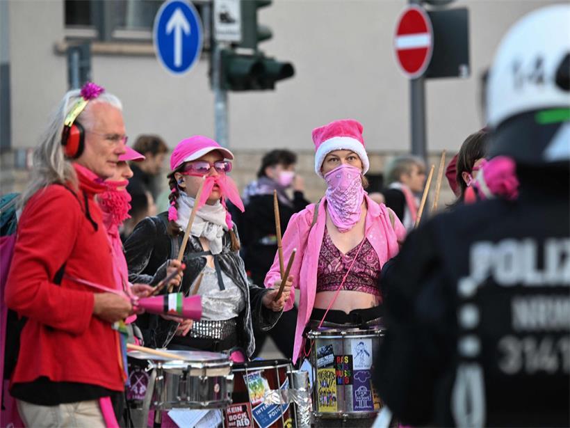 Proteste vor Parteitag mit Demonstranten und Transparenten für politische Meinungsäußerung und Versammlungsfreiheit