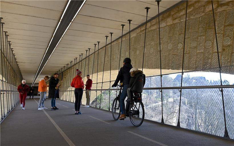 Vor dem Pont Adolphe wird die Trennung zwar deutlich angekündigt, doch unter der Brücke vermischen sich die Nutzer wieder. Deshalb plädiert die LVI für eine klare Trennnung auf betriebsamen Wander- und Radwegen.
