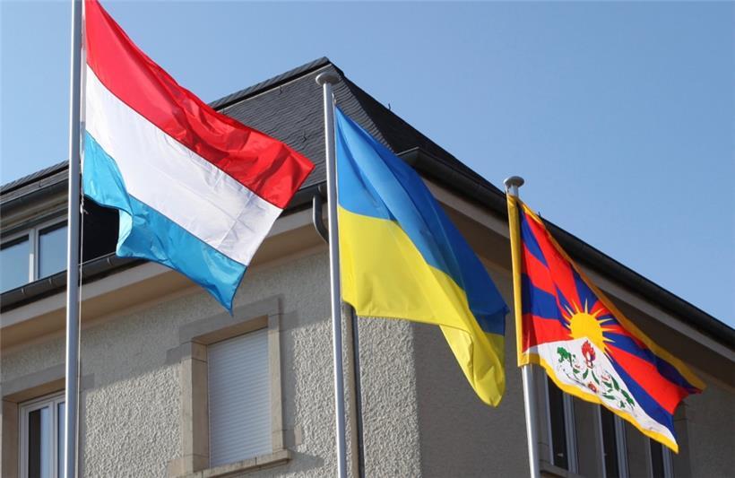 Vor dem Rathaus in Reckingen/Mess weht zurzeit die ukrainische Fahne direkt neben der luxemburgischen. 

