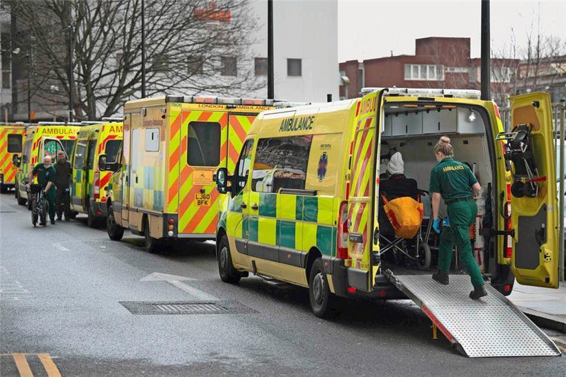 Vor dem „Royal London Hospital“ im Osten Londons stehen Krankenwagen: Die Erstversorgung eingelieferter Patienten erfolgt oft erst nach Stunden
