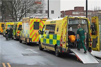 Vor dem „Royal London Hospital“ im Osten Londons stehen Krankenwagen: Die Erstversorgung eingelieferter Patienten erfolgt oft erst nach Stunden
