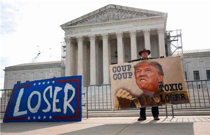 Vor dem Supreme Court in Washington gibt es eine einhellige Meinung zu Donald Trump
